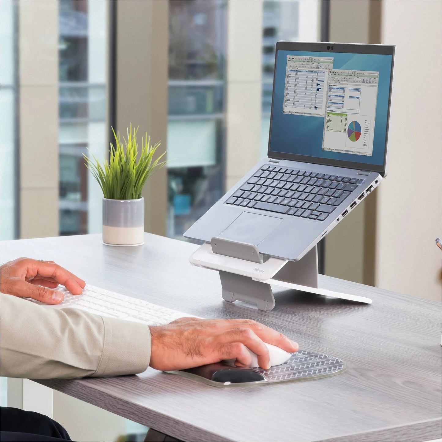 Soporte Fellowes para Laptop Breyta Color Blanco 12 con Ajustes de Altura