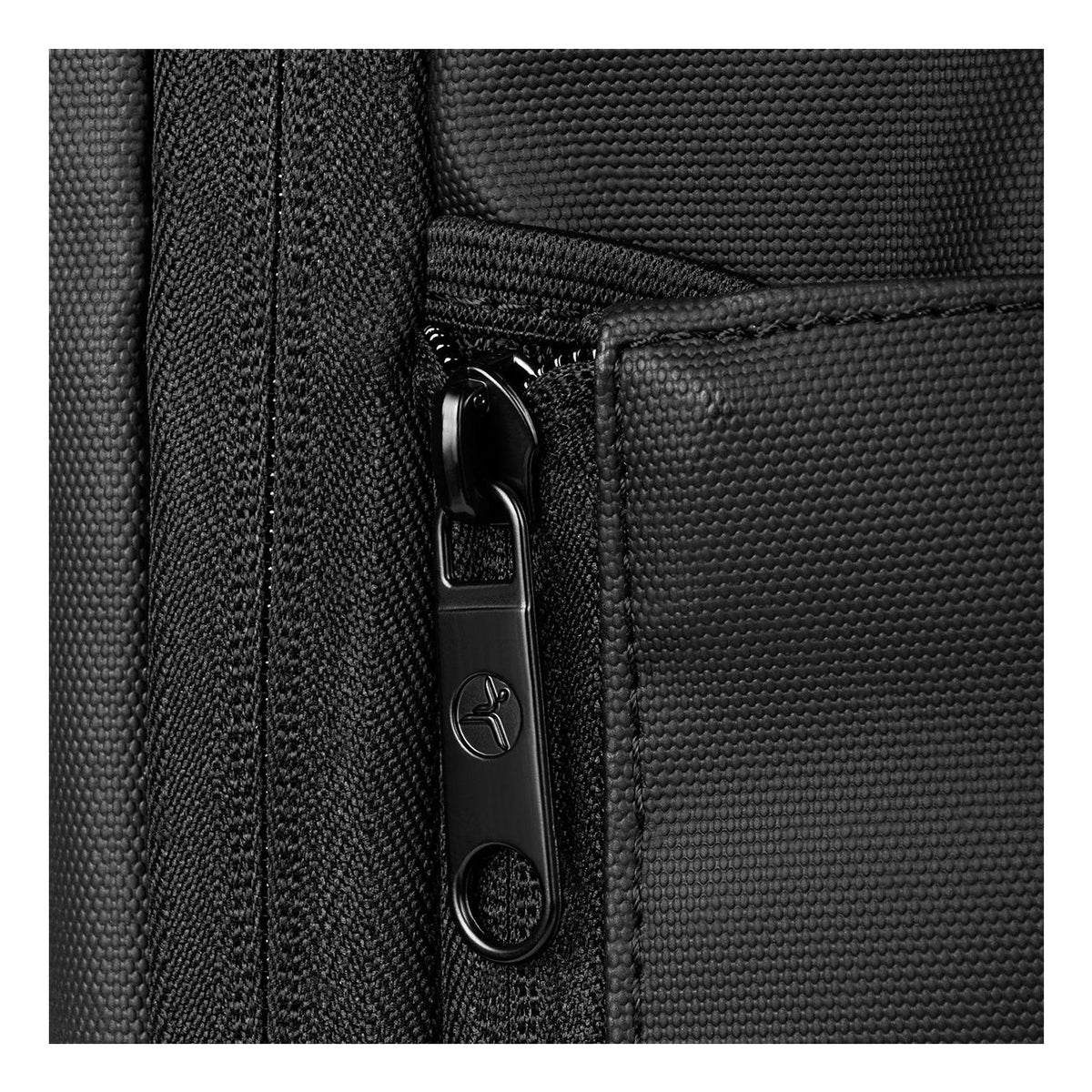 Backpack Techzone UrbanBiz DE 15.6" Diseñada para el Ritmo Dinamico del Dia a Dia Color Negro