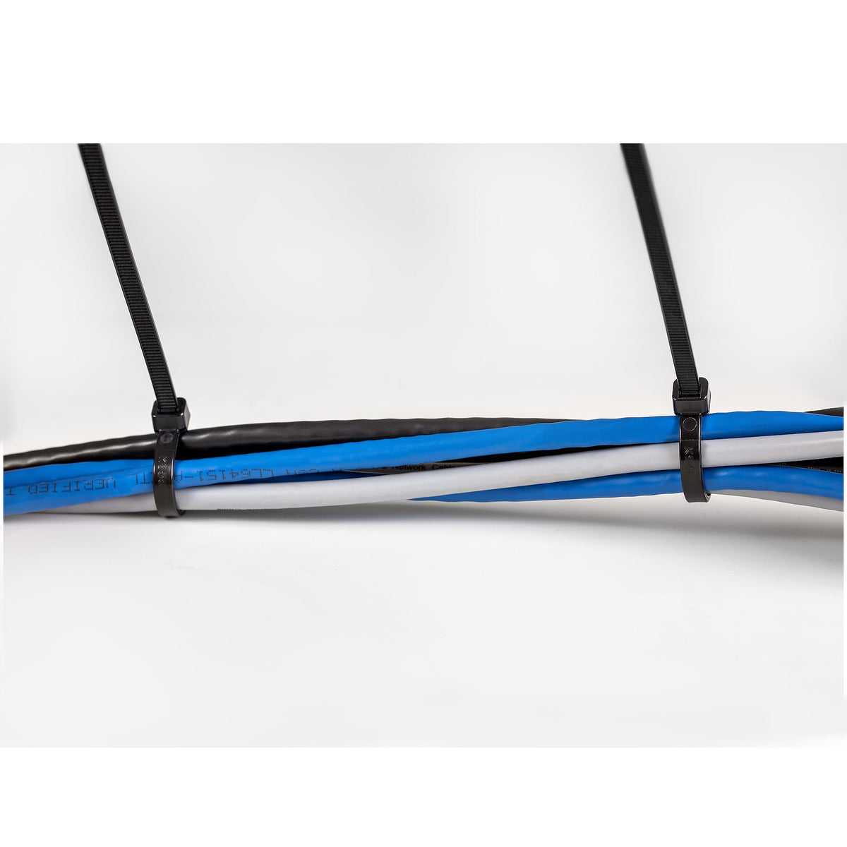StarTech.com CBMZT8B sujeción para cable Abrazadera de cable liberable Nylon, Plástico Negro 100 pieza(s)