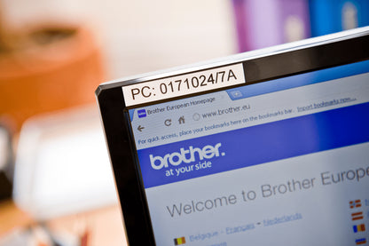 Cinta Brother TZeS211 Laminada Súper Adhesiva Texto Negro Fondo Blanco 6mmx8m