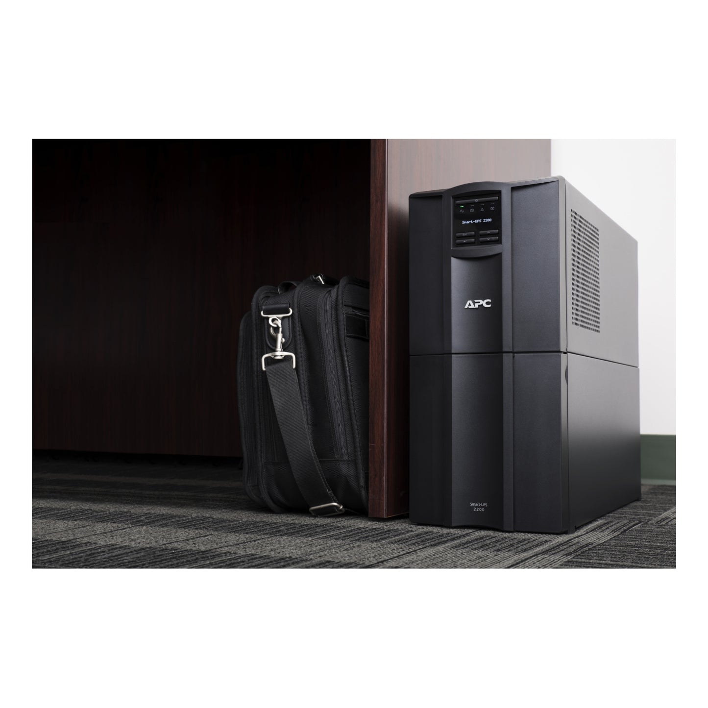 APC SMT2200C sistema de alimentación ininterrumpida (UPS) Línea interactiva 2.2 kVA 1980 W 10 salidas AC